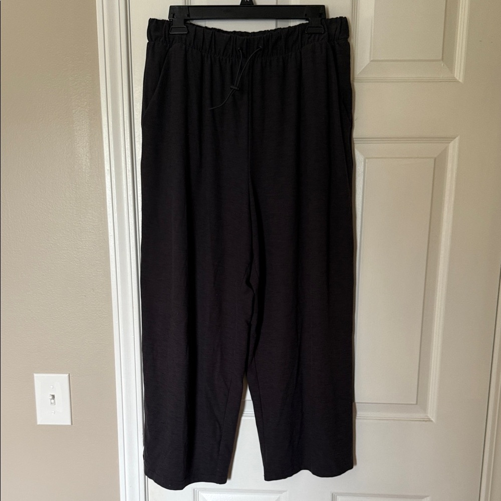 Old Navy Active Black wide leg cropped Pants
